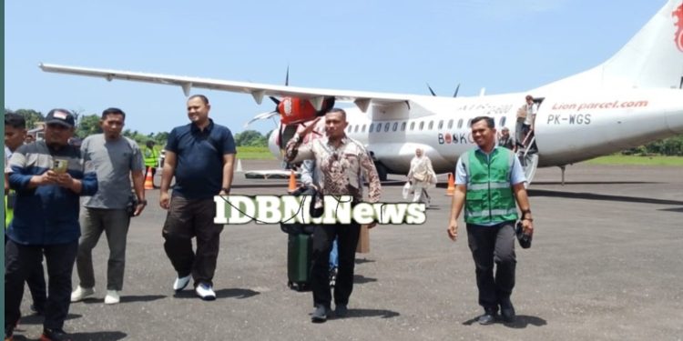 Tiba Dibandara Lasikin, Anggota DPR RI Ghufron Disambut Bupati