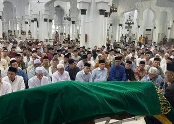 Ribuan Warga Hadiri Pemakaman Mantan Gubernur Aceh Zaini Abdullah
