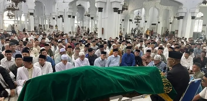 Ribuan Warga Hadiri Pemakaman Mantan Gubernur Aceh Zaini Abdullah