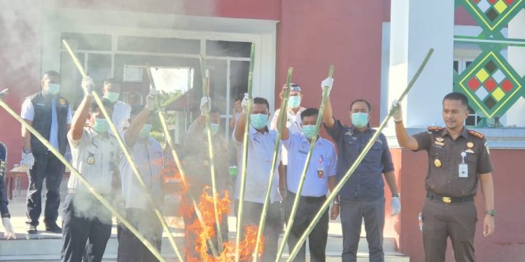 Kejari Simeulue Musnahkan Barang Bukti Tindak Pidana