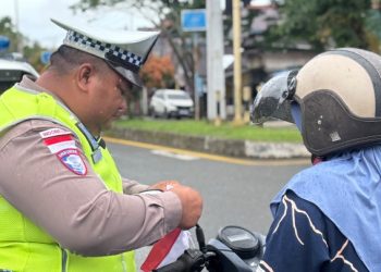 Sambut HUT RI Ke-81, Satlantas Simeulue Bagikan Bendera Merah Putih