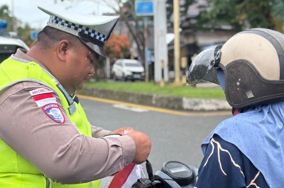 Sambut HUT RI Ke-81, Satlantas Simeulue Bagikan Bendera Merah Putih