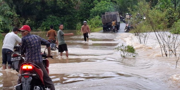 Diguyur Hujan, Jalan di Simeulue Terendam Hingga 50 Sentimeter