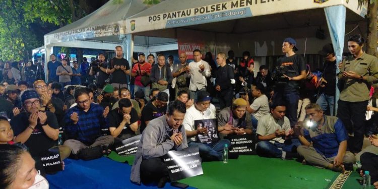 Insan Pers Gelar Doa Bersama untuk Lima Jurnalis dan Tiga Kru Kapal