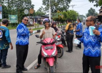 Kabut Asap Selimuti Simeulue, BPBD Bagikan Masker Ke Masyarakat