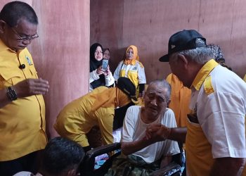 Iskandar Bantu Kursi Roda untuk Warga Simeulue yang Membutuhkan 