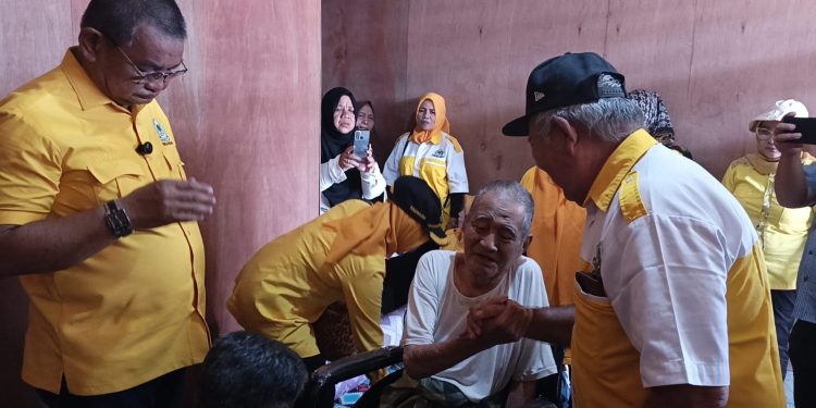 Iskandar Bantu Kursi Roda untuk Warga Simeulue yang Membutuhkan 