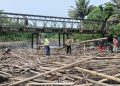Bambu dan Ranting Kayu Kembali Menumpuk di Jembatan Lala