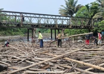 Bambu dan Ranting Kayu Kembali Menumpuk di Jembatan Lala