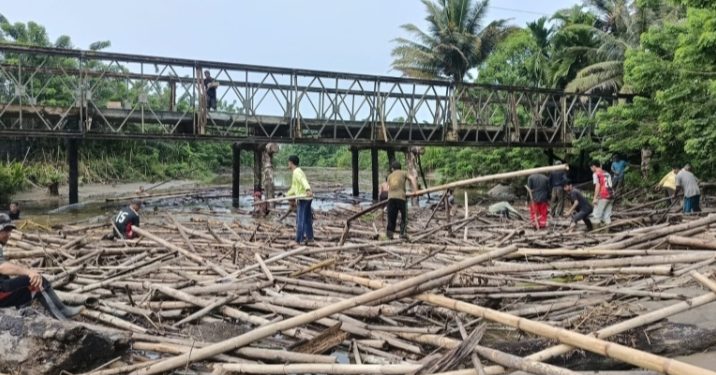 Bambu dan Ranting Kayu Kembali Menumpuk di Jembatan Lala